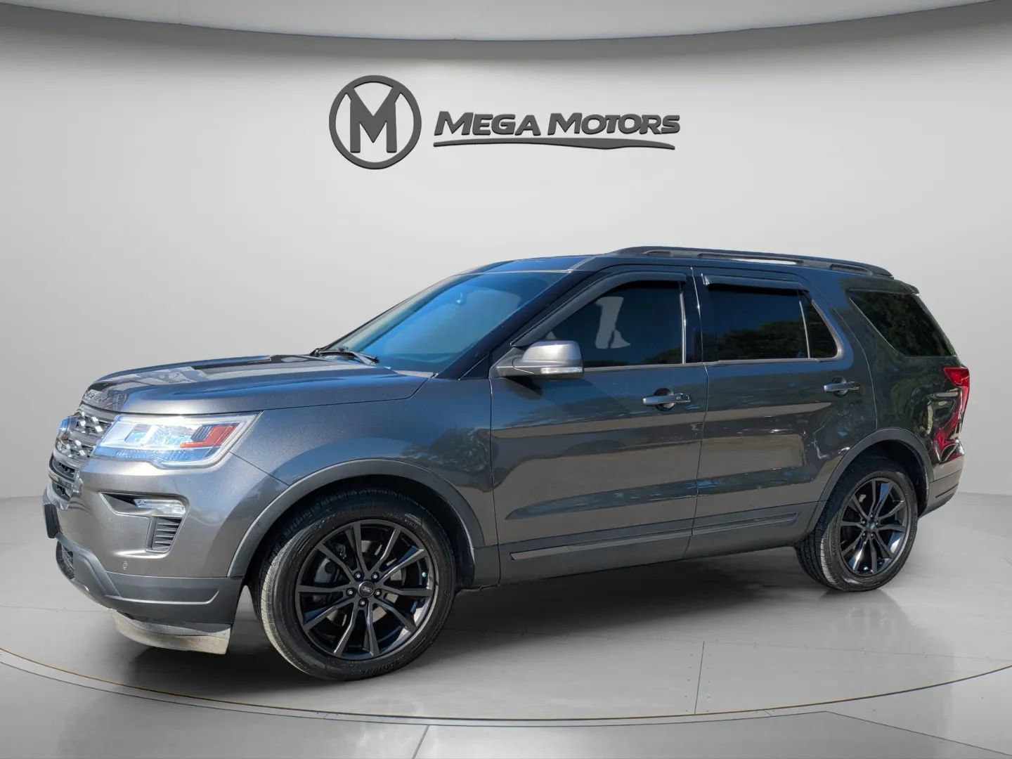 Used 2019 Ford Explorer XLT w/ Equipment Group 202A FWD image 2