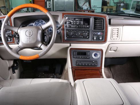 Used 2002 Cadillac Escalade AWD image 3