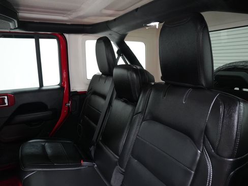 Used 2018 Jeep Wrangler Unlimited Sahara image 14