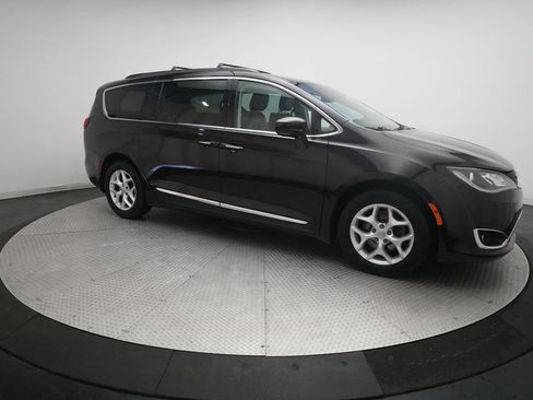 Used 2017 Chrysler Pacifica Touring-L w/ Tire & Wheel Group FWD image 37