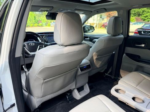 Used 2018 Toyota Highlander XLE FWD image 35