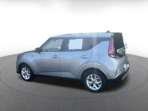 Used 2025 Kia Soul LX w/ LX Technology Package FWD image 8