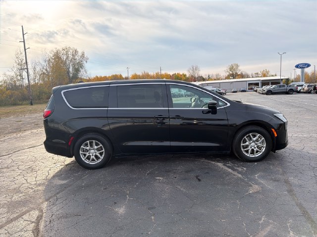 Used 2027 Chrysler Pacifica Select FWD image 9