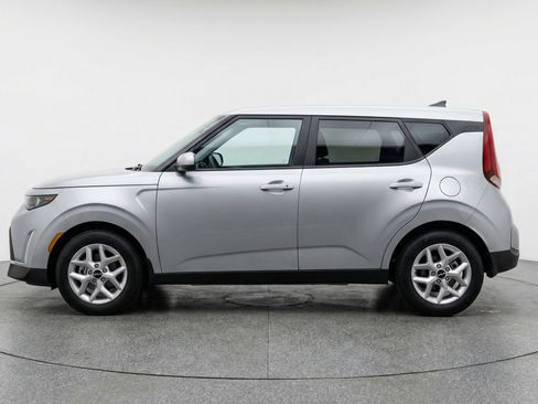Used 2025 Kia Soul LX w/ LX Technology Package image 5