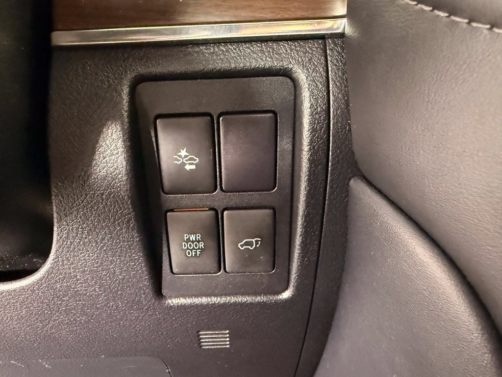 Used 2020 Toyota Land Cruiser w/ Four Season Floor Mat Package AWD/4WD image 33