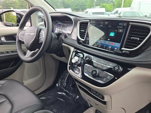 Certified 2024 Chrysler Pacifica Limited FWD image 8