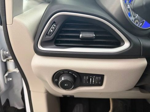 Used 2024 Chrysler Pacifica Touring-L FWD image 15