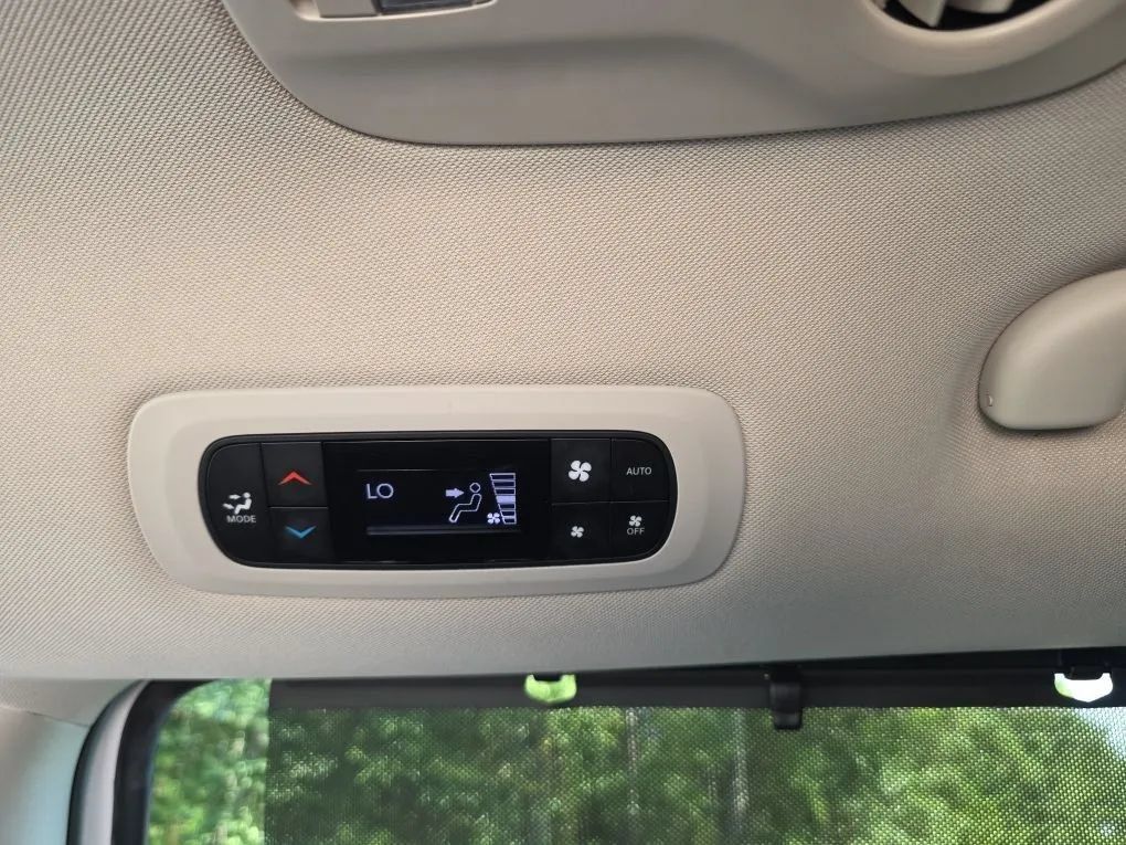 Used 2023 Chrysler Pacifica Touring-L FWD image 38