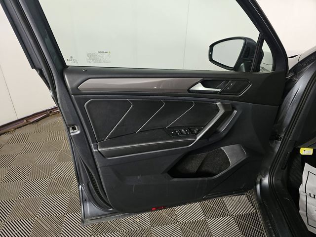 Used 2023 Volkswagen Tiguan SE w/ Panoramic Sunroof Package FWD image 8