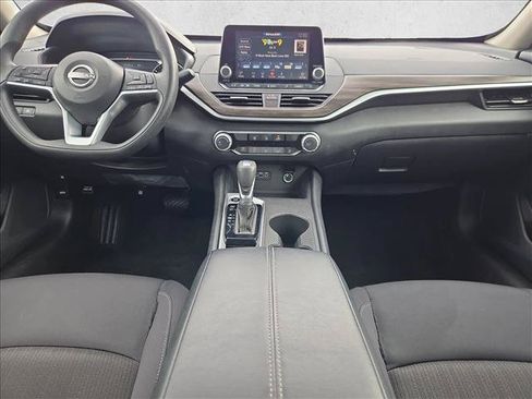 Used 2025 Nissan Altima 2.5 SV FWD image 17