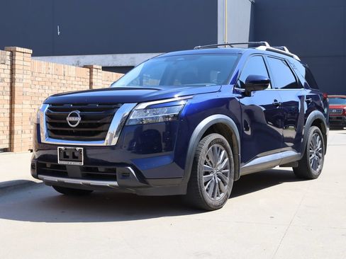 Used 2023 Nissan Pathfinder SL w/ SL Premium Package FWD image 2