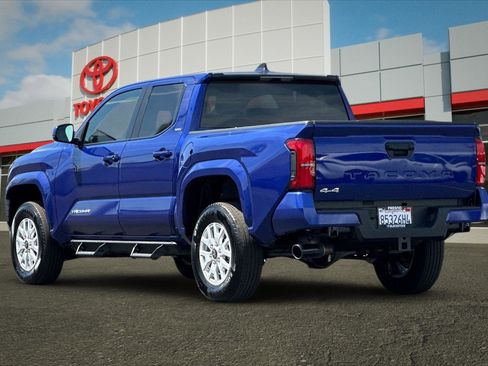 Used 2025 Toyota Tacoma SR5 AWD/4WD image 5