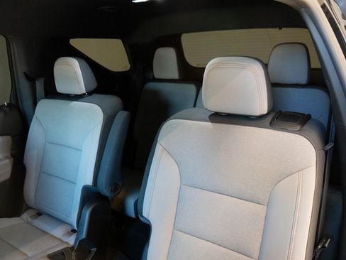 Used 2025 Chevrolet Traverse LT image 18
