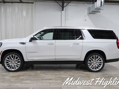 Used 2025 GMC Yukon XL Denali w/ Denali Reserve Package image 12