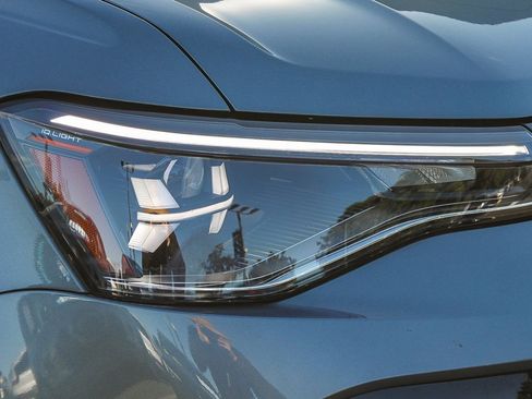 Used 2025 Volkswagen Taos SE image 4