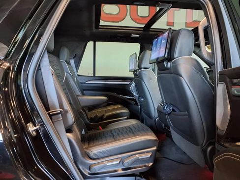 Used 2025 Cadillac Escalade V AWD/4WD image 9