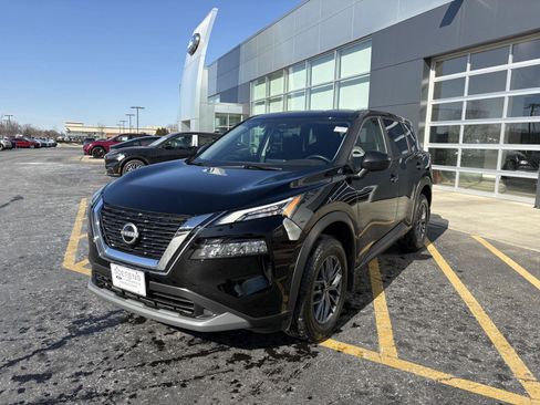 Used 2023 Nissan Rogue S image 2