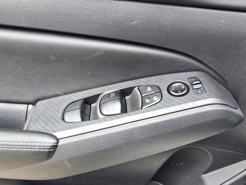 Used 2025 Nissan Altima 2.5 SV image 16