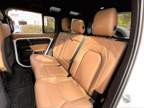 Used 2025 Land Rover Defender 110 X-Dynamic SE image 18