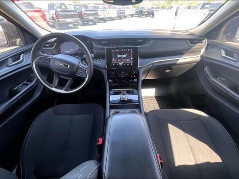 Used 2023 Jeep Grand Cherokee Laredo AWD/4WD image 15