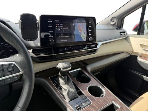 Used 2022 Toyota Sienna XLE w/ XLE Plus Package image 12