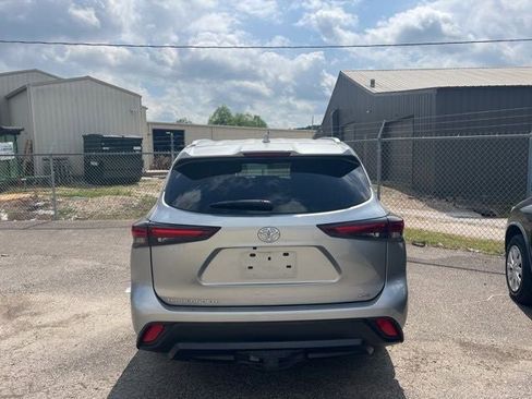 Used 2024 Toyota Highlander XLE FWD image 4