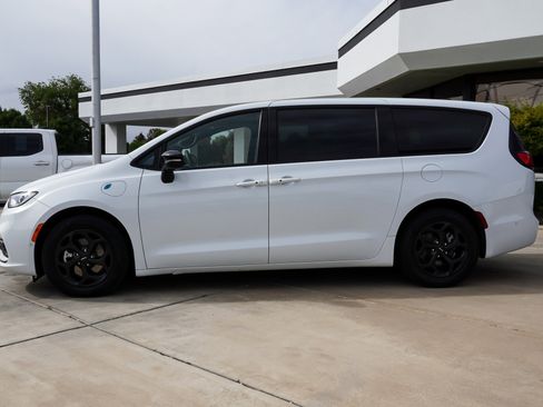 Used 2023 Chrysler Pacifica Limited w/ Uconnect Theater Family Group FWD image 5