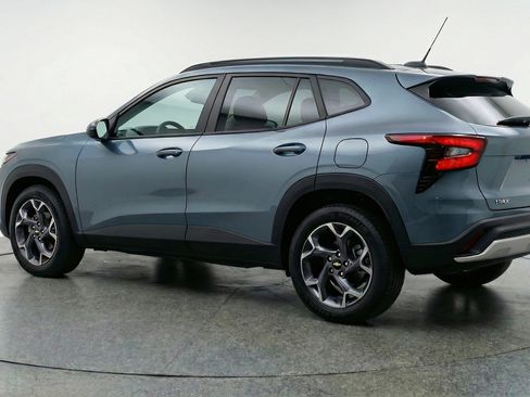 Used 2025 Chevrolet Trax LT w/ LT Convenience Package image 6