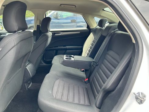 Used 2017 Ford Fusion SE FWD image 3