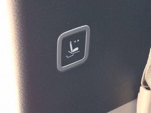 Used 2024 Chrysler Pacifica Limited FWD image 14
