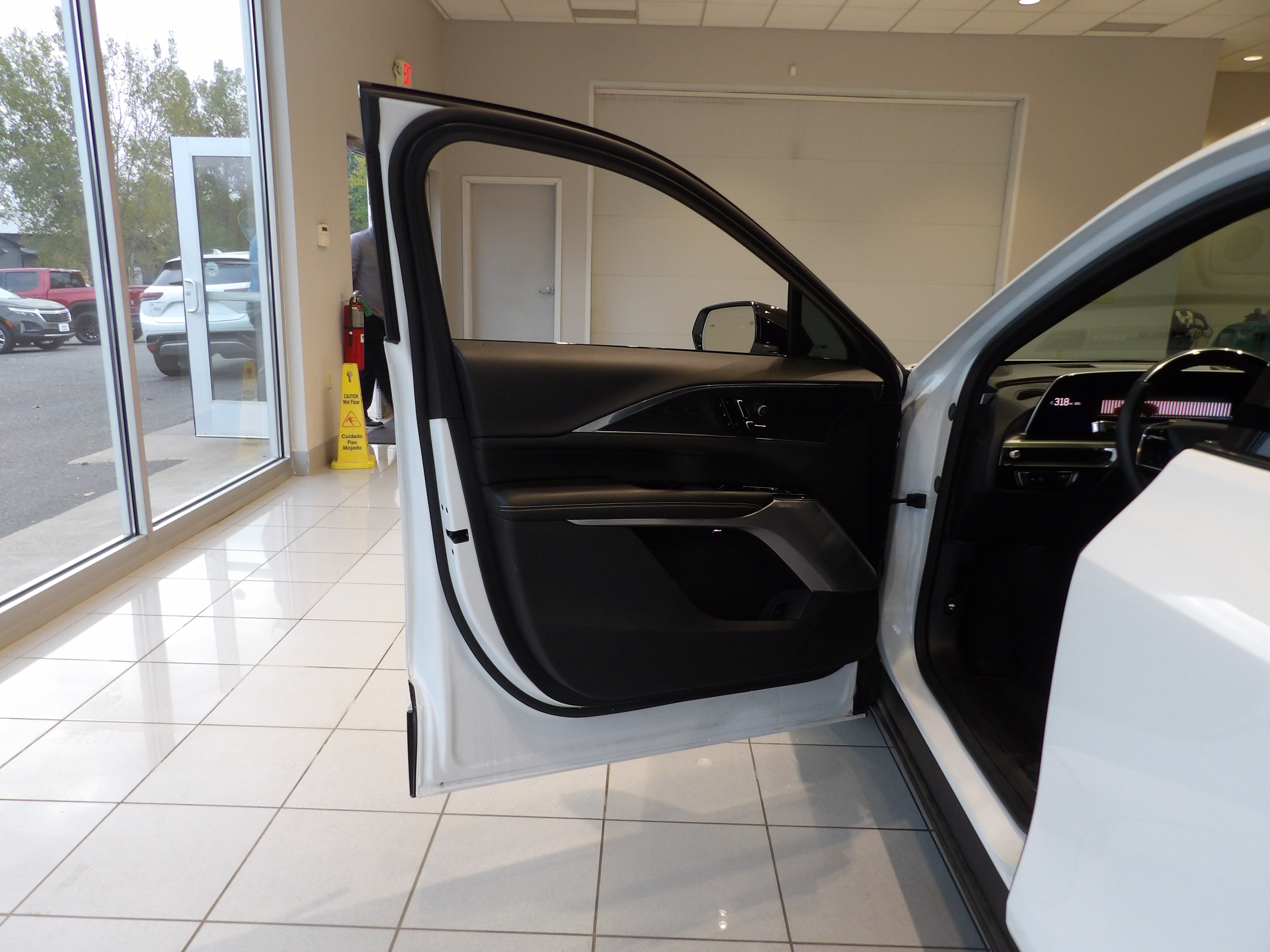 Used 2024 Cadillac Lyriq Luxury AWD/4WD image 9