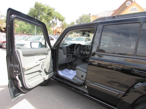Used 2007 Jeep Commander Sport image 8