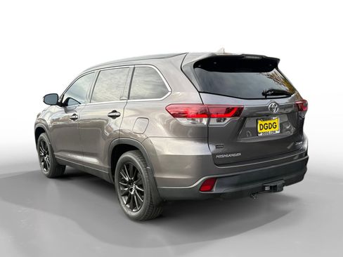Used 2019 Toyota Highlander SE image 3