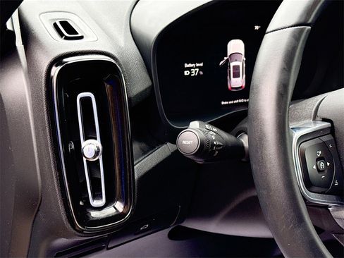 Used 2023 Volvo XC40 Recharge Plus image 11