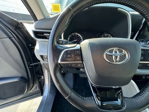 Used 2021 Toyota Highlander XLE image 18
