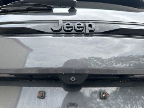 Used 2023 Jeep Grand Cherokee Limited w/ Black Appearance Package AWD/4WD image 12