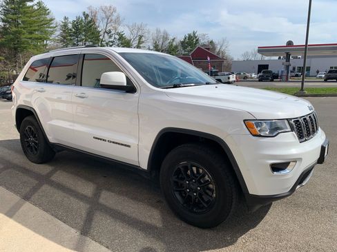 Used 2019 Jeep Grand Cherokee Laredo AWD/4WD image 3
