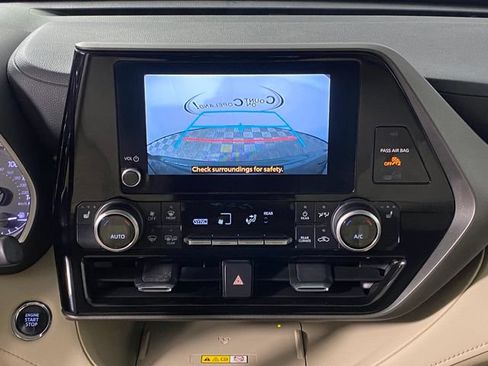 Used 2023 Toyota Highlander XLE AWD/4WD image 18