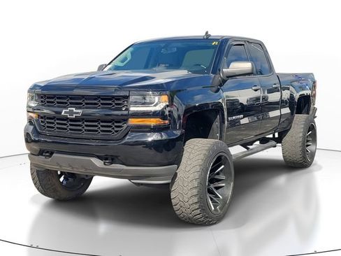 Used 2018 Chevrolet Silverado 1500 Custom w/ Custom Convenience Package image 2