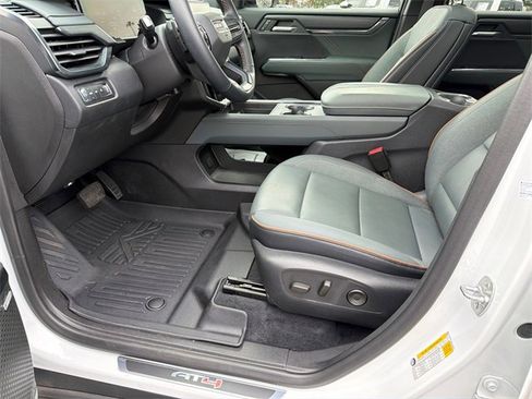 Used 2024 GMC Acadia AT4 w/ Luxury Package image 9