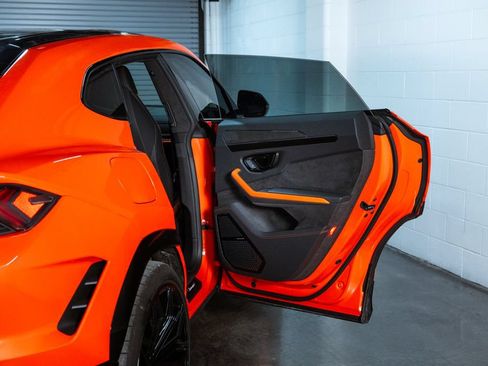 Used 2025 Lamborghini Urus SE AWD/4WD image 12