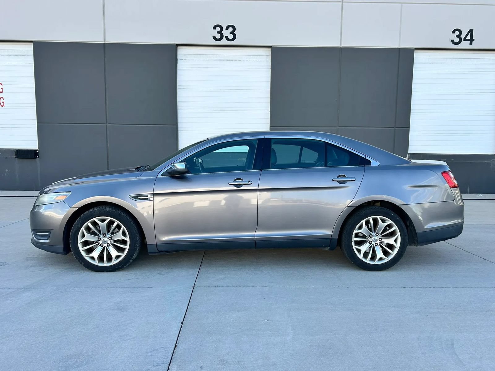 Used 2013 Ford Taurus Limited FWD image 2