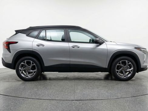 Used 2025 Chevrolet Trax LT w/ LT Convenience Package image 11