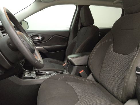 Used 2020 Jeep Cherokee Latitude FWD image 17