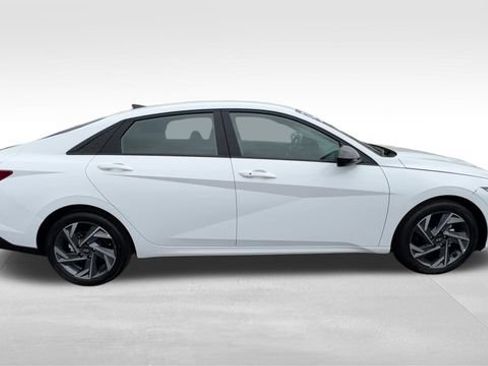Used 2025 Hyundai Elantra Sport FWD image 8