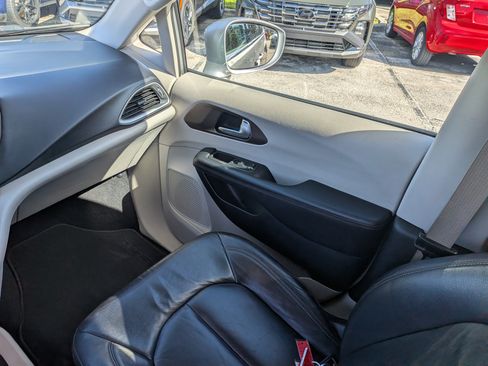 Used 2017 Chrysler Pacifica Touring-L w/ Tire & Wheel Group FWD image 18