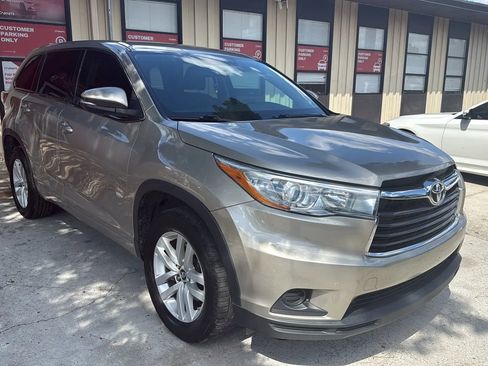 Used 2016 Toyota Highlander LE FWD image 3