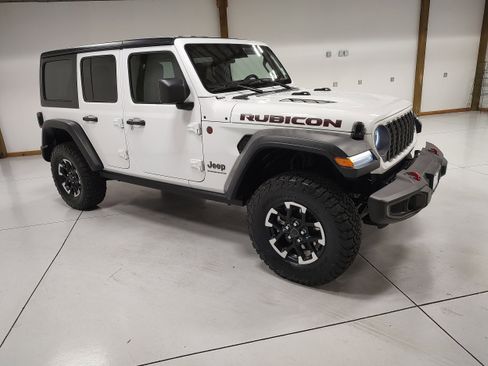 Used 2025 Jeep Wrangler Unlimited Rubicon AWD/4WD image 2