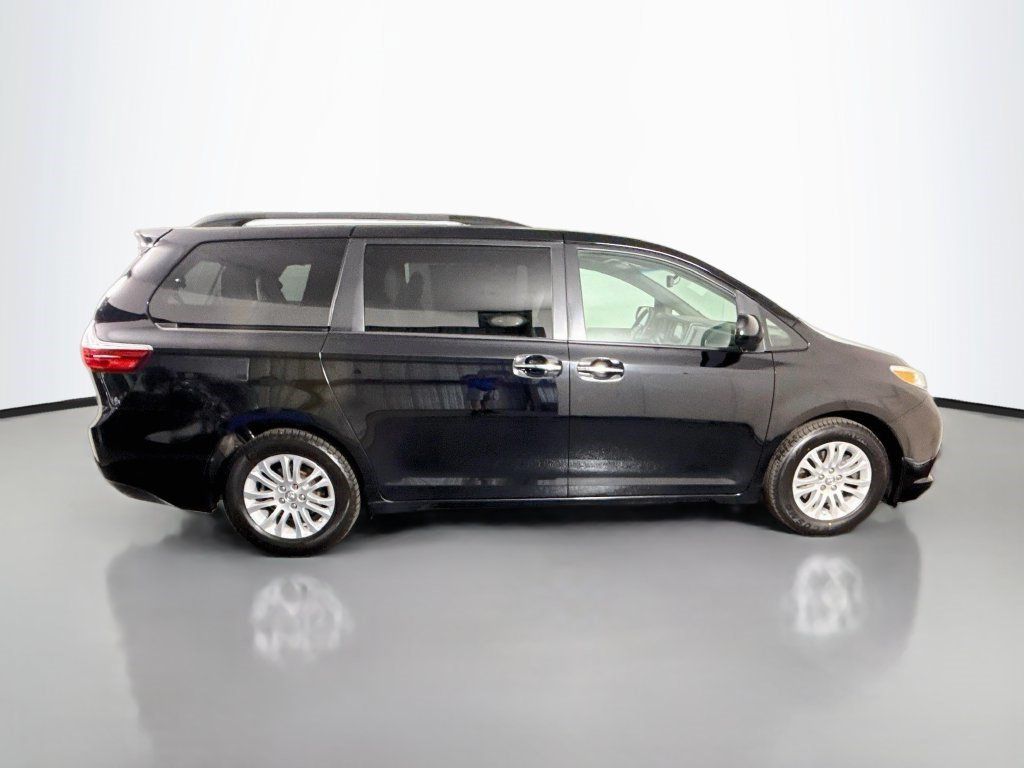 Used 2017 Toyota Sienna XLE w/ XLE Navigation Package FWD image 11