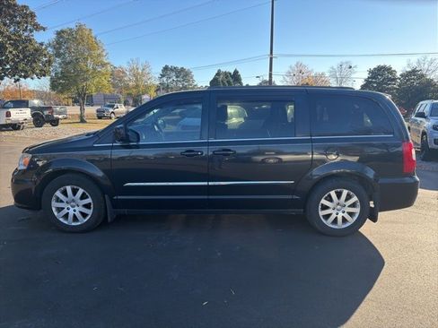 Used 2014 Chrysler Town & Country Touring image 6